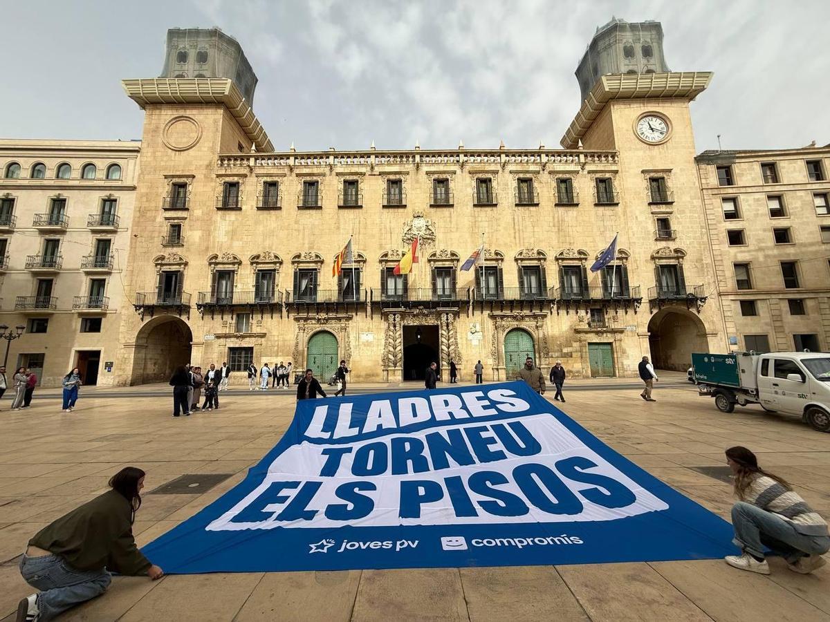 Pancarta extendida frente al Ayuntamiento de Alicante.