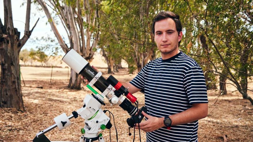 Javier Caldera listo para avistar el cielo de Cáceres.