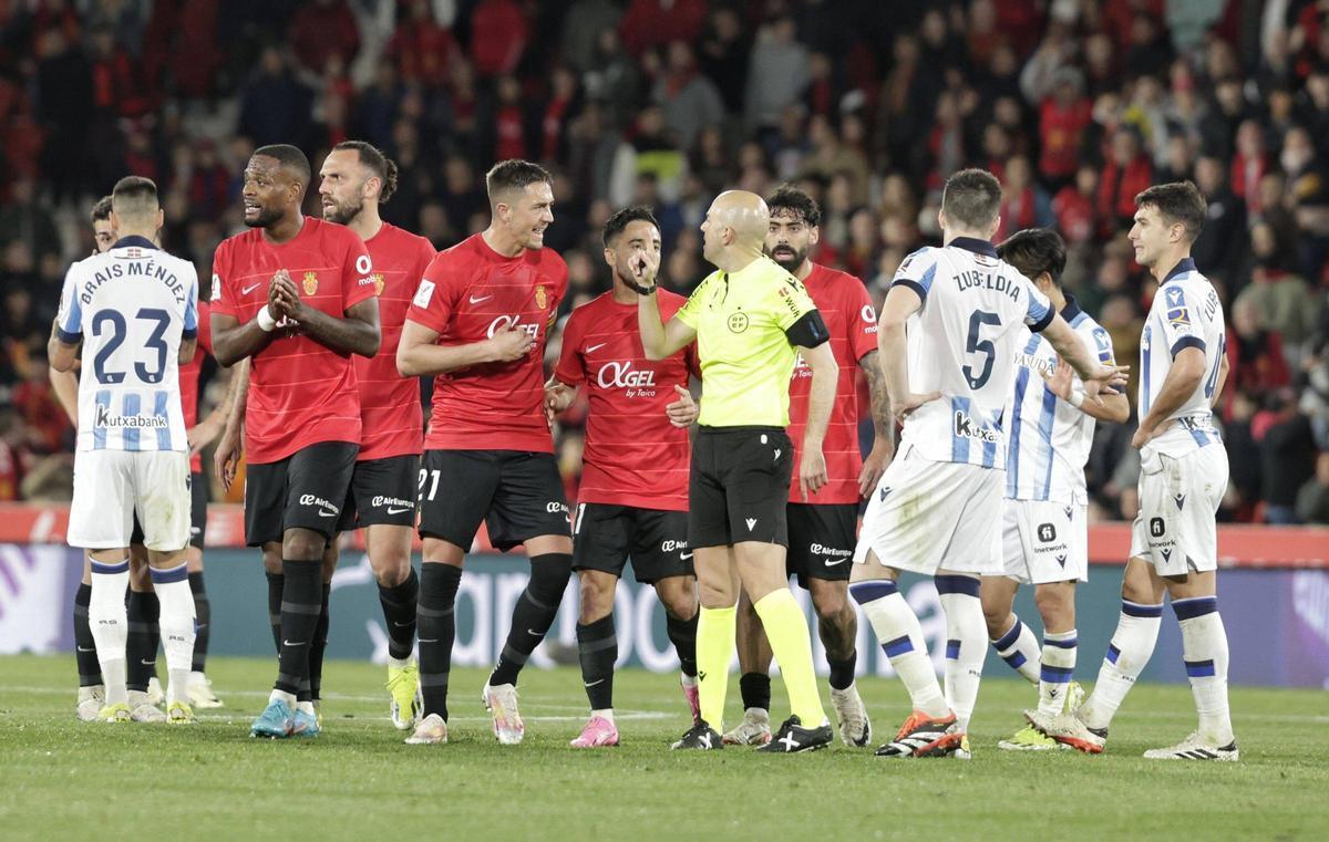 MALLORCA VS REAL SOCIEDAD. MANU MIELNIEZUK. Raíllo y González Fuertes discuten tras la expulsión del capitán del Mallorca