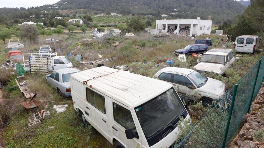 Sant Josep entra este viernes a limpiar el vertedero ilegal de Cala Tarida