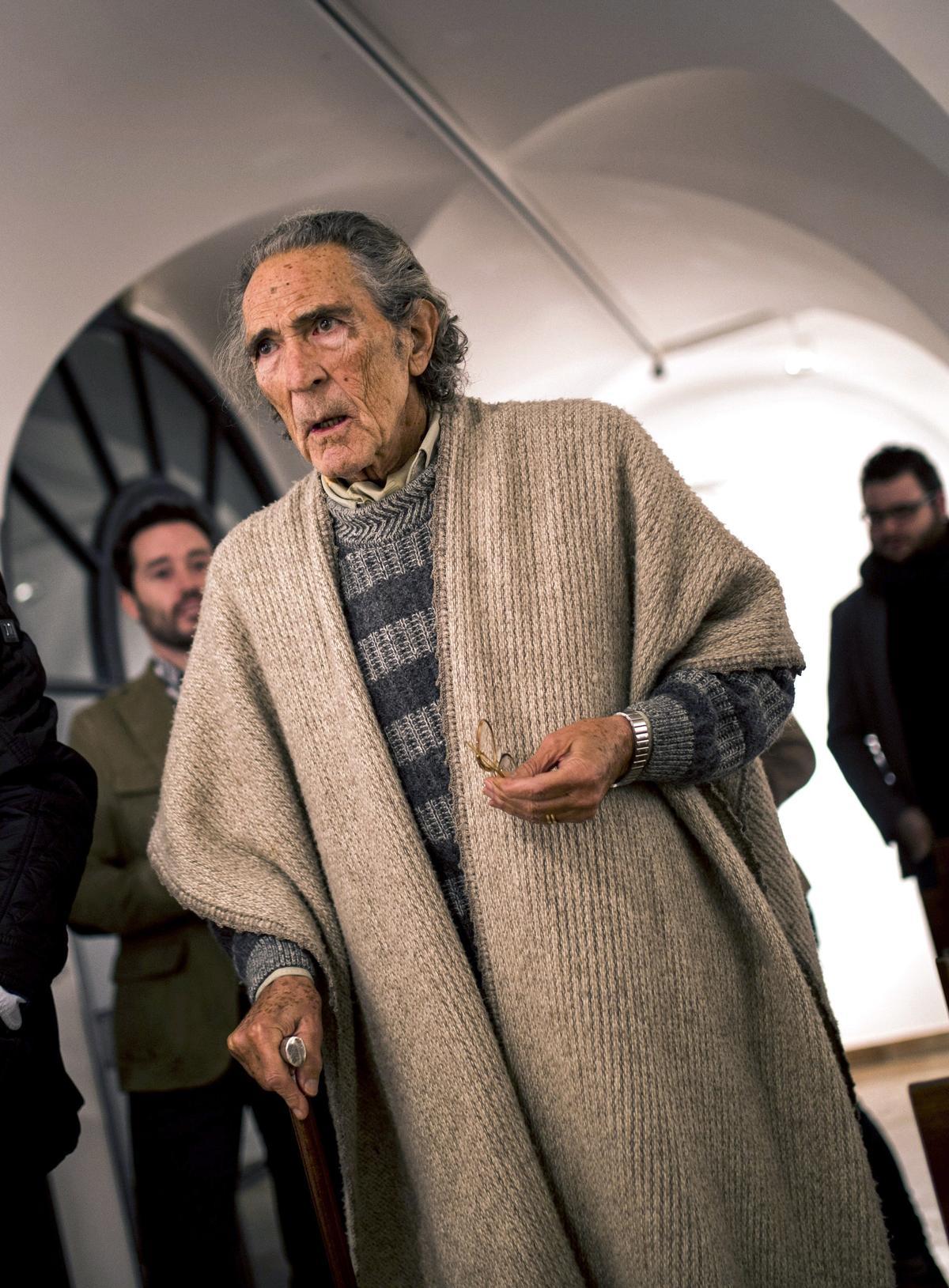 El escritor Antonio Gala, a su llegada a la fundación que lleva su nombre en Córdoba, donde asistió a la presentación del libro 305 Elizabeth street, del escrito Iván Canet. La imagen es de enero del 2016.