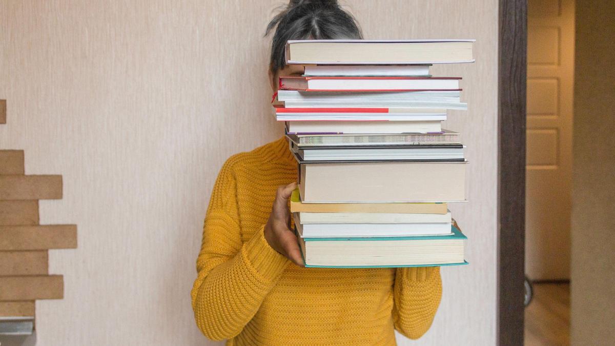 Cuando las letras de los textos empiezan a “bailar” o tienes que estirar el brazo para alejarte el libro, puedes estar frente a las primeras señales de la presbicia.