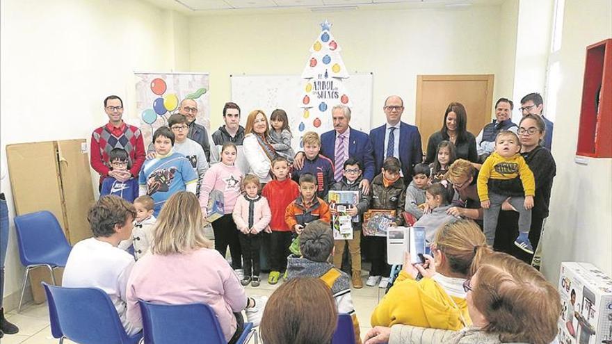 La obra social la caixa lleva a apannedis regalos con el árbol de los sueños