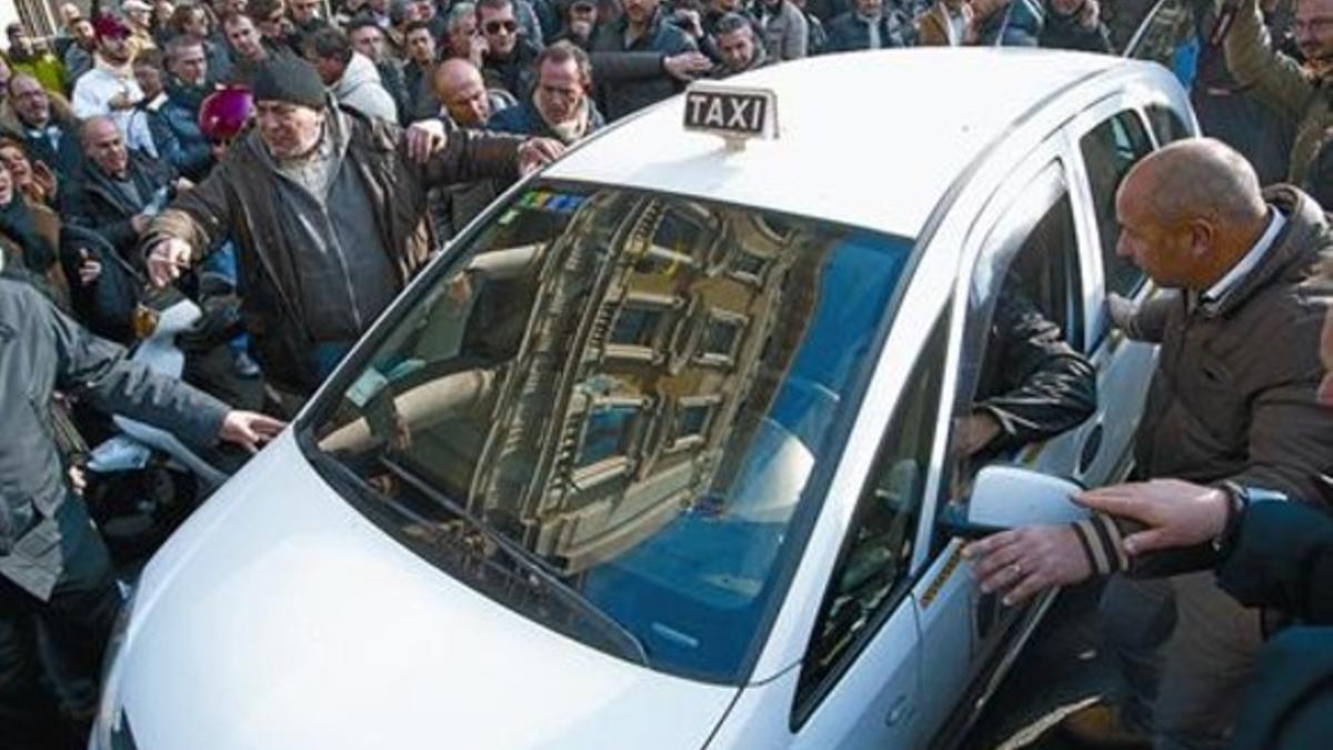 Protesta de los taxistas italianos en el centro de Roma.