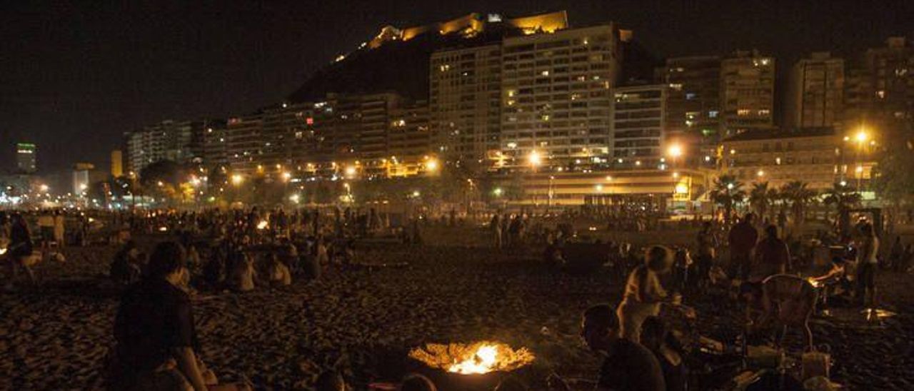 Noche de San Juan previa a la pandemia del covid en la playa del Postiguet.