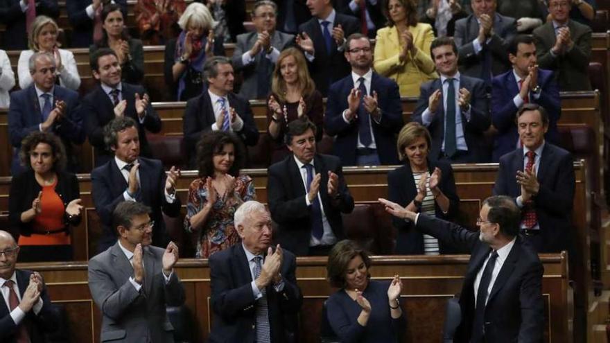 El presidente en funciones y candidato Mariano Rajoy es aplaudido ayer por los diputados del PP. // Efe