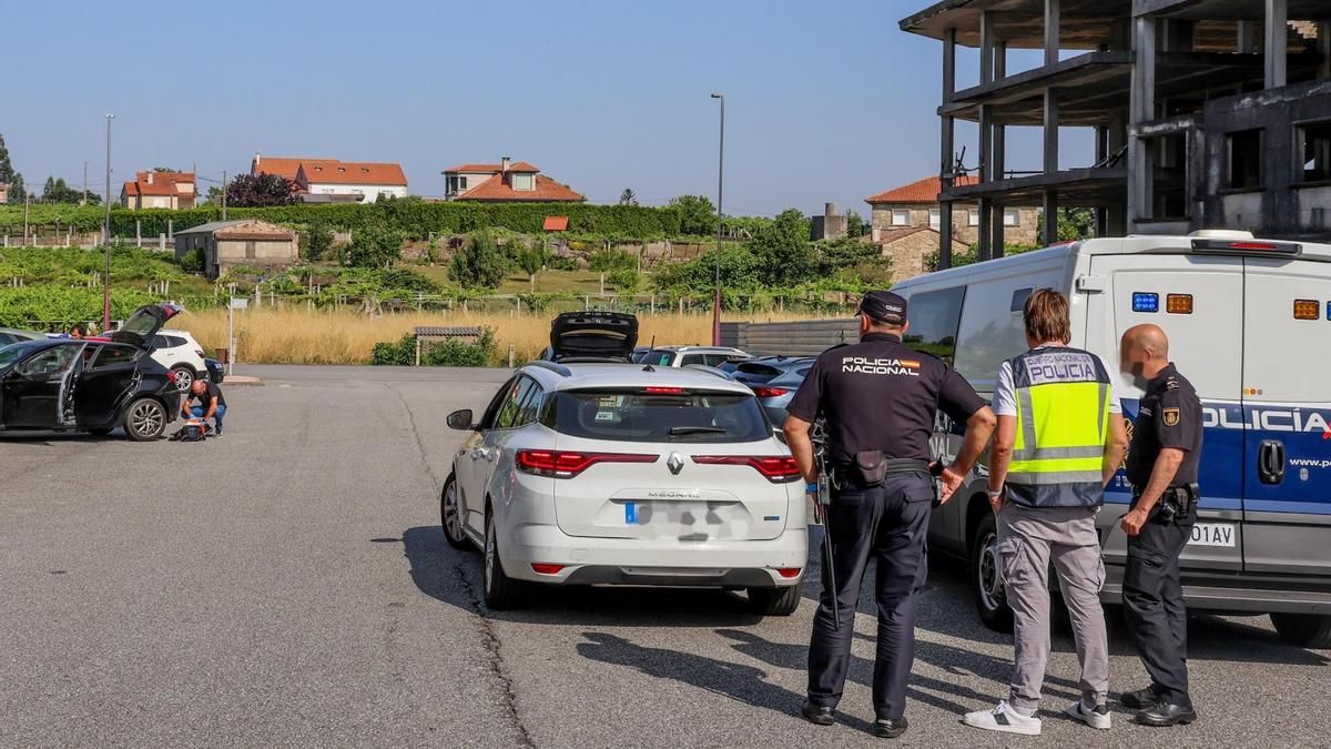 El lugar de Ribadumia donde se produjo la detención con agentes y el coche de los arrestados.