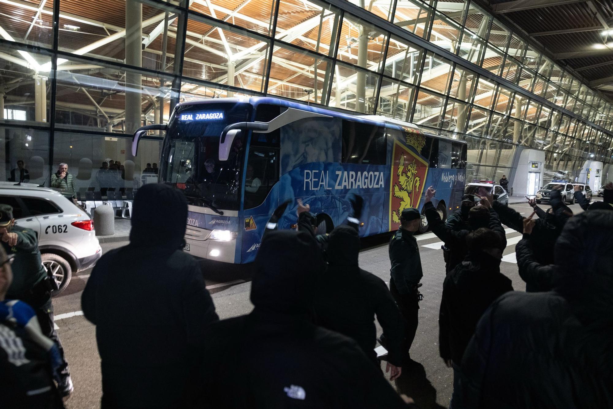 En imágenes | Alta tensión en el recibimiento de la afición del Real Zaragoza a la plantilla tras la derrota en Almería