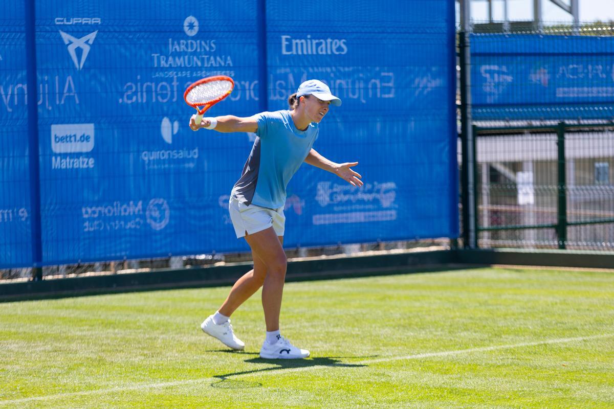 La vigente campeona de Wimbledon, Iga Swiatek, entrena estos días en las pistas de hierba del Mallorca Country Club