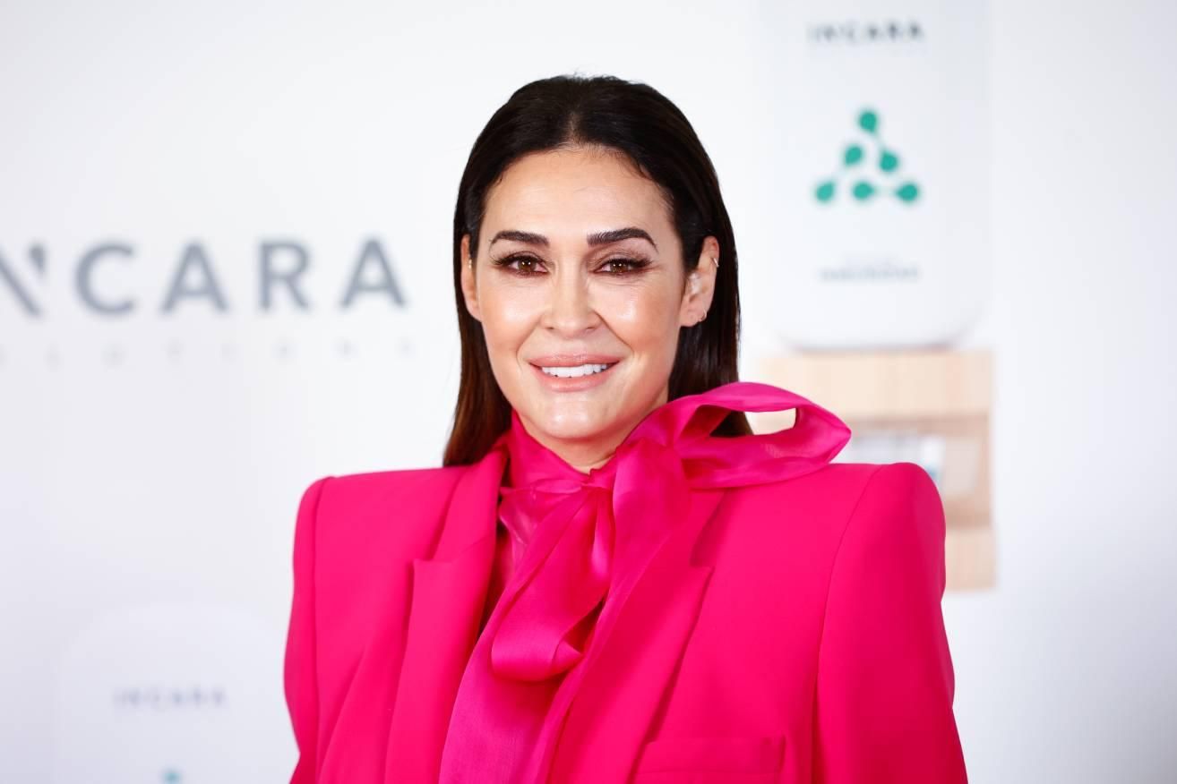 Vicky Martín Berrocal con look rosa fucsia