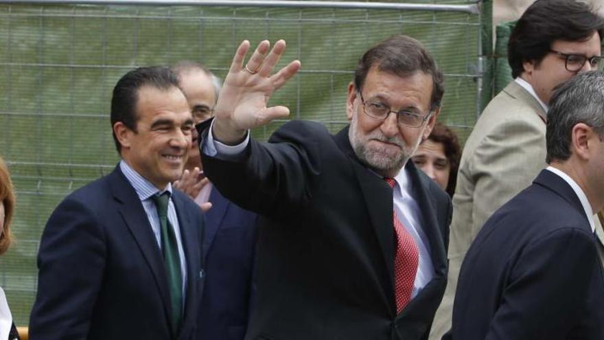 Rajoy en su última visita a Alicante el pasado mes de abril, junto al presidente de la Diputación, César Sánchez, y la presidenta de los populares valencianos, Isabel Bonig