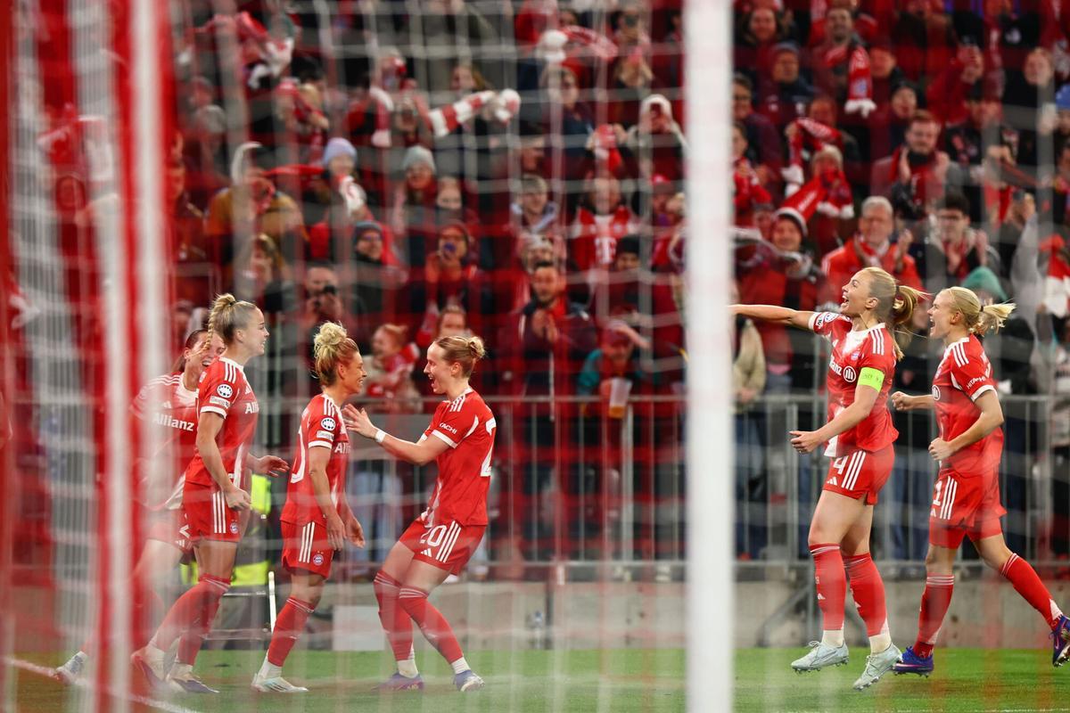 Linda Dallmann of Bayern Munich celebrates with teammates after scoring the 2-1 goal during the UEFA Women's Champions League quarter final 2nd leg soccer match between Bayern Munich and Manchester United in Munich, Germany, 01 April 2026. (Liga de Campeones, Alemania)