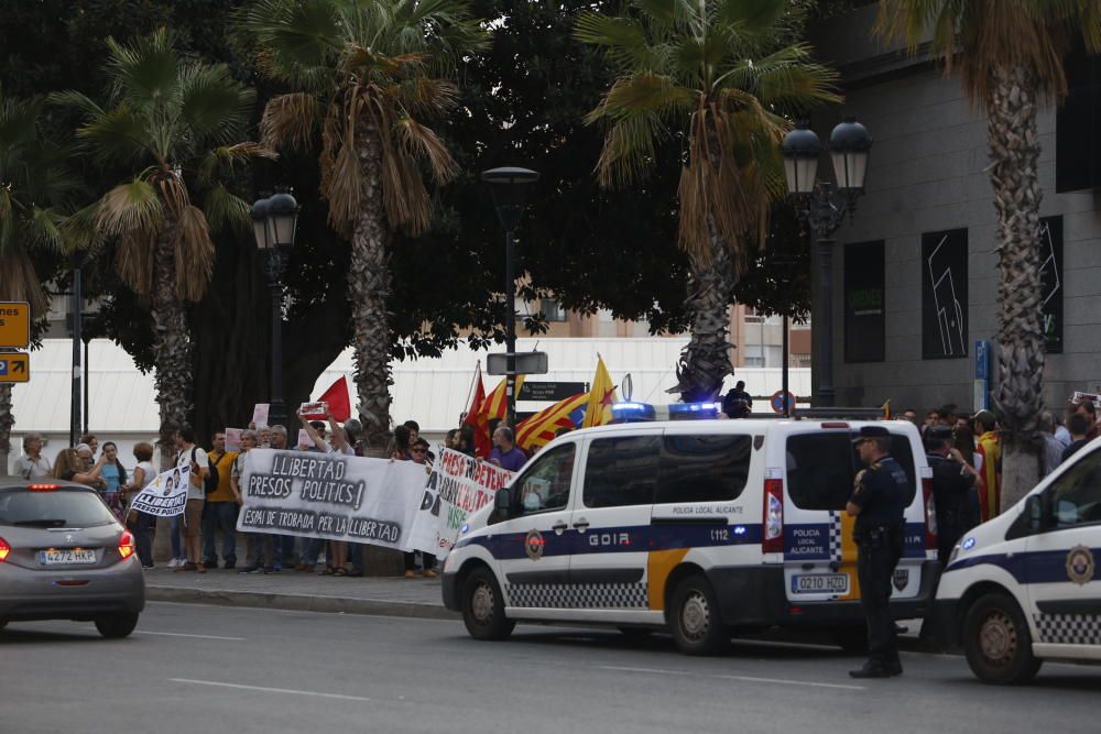 Acció Cultural del País Valencià y otras entidades protestan frente a la estación de Renfe