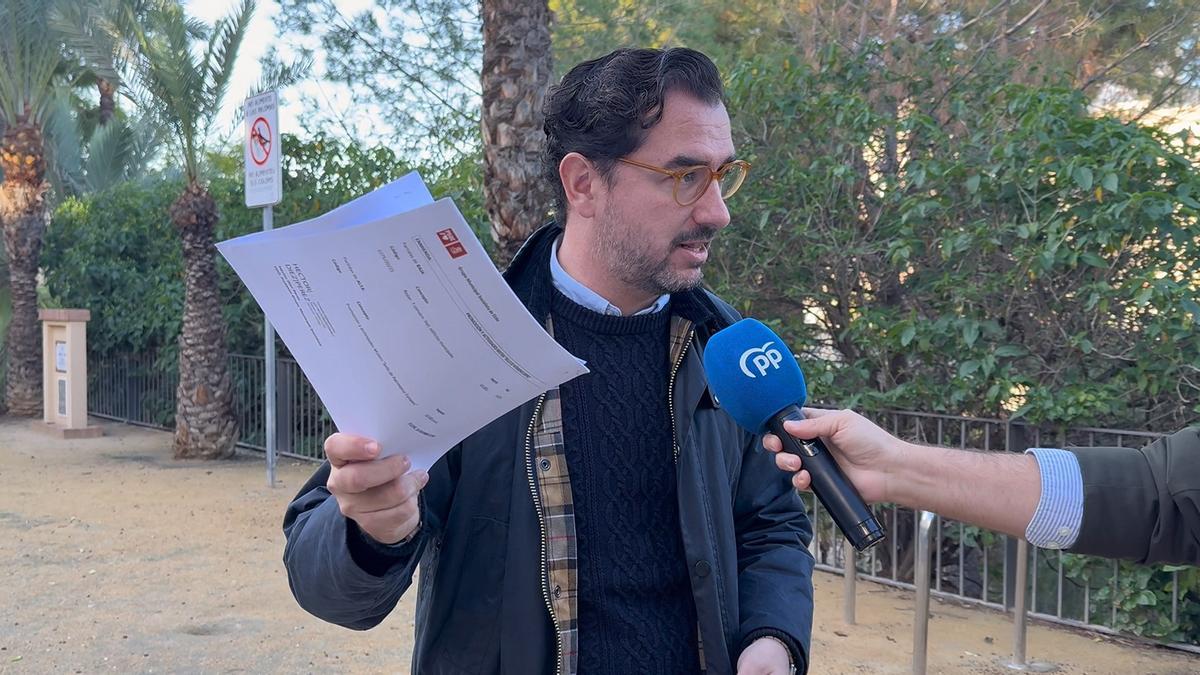 El portavoz adjunto del PP Claudio Guilabert muestra las enmiendas al presupuesto del PSOE