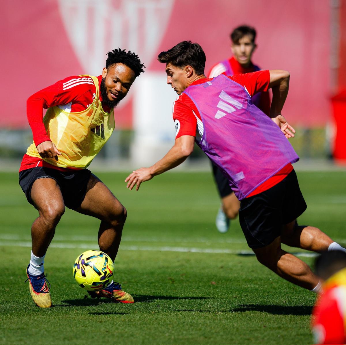 Ejuke y Juanlu, en el entrenamiento del Sevilla FC este miércoles