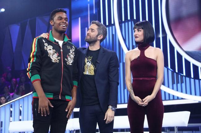 Famous y Natalia con el presentador de OT, Roberto Leal