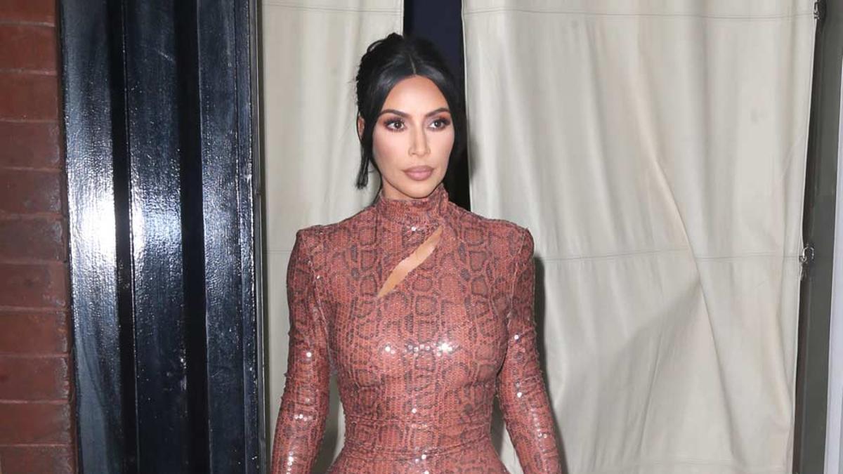 Kim Kardashian, con vestido de estampado de serpiente en Nueva York