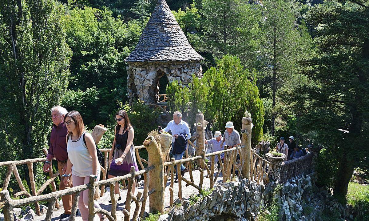 Visitants als Jardins Artigas, obra d'Antoni Gaudí