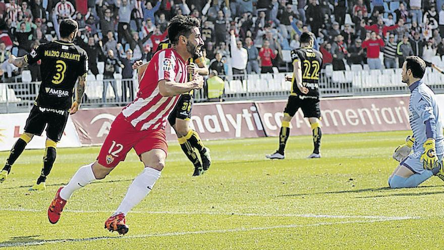 Chuli celebra un gol con el Almería.