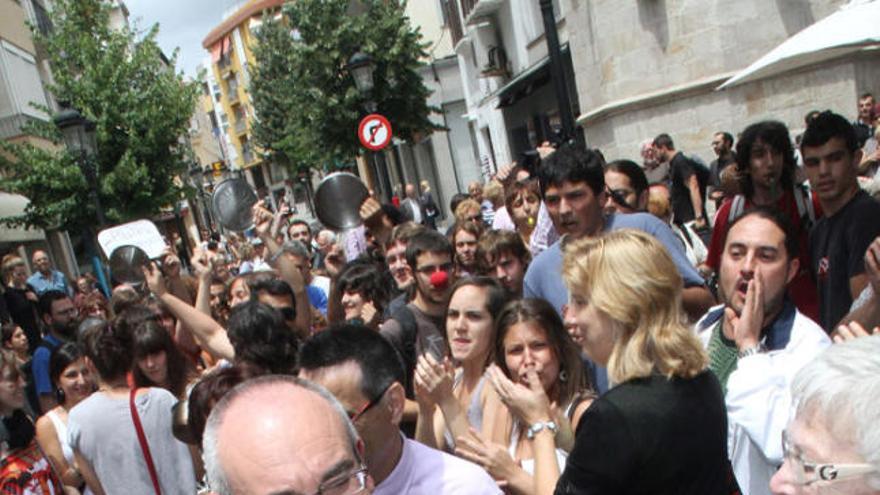 El nou alcalde, saludant una veïna de la població en sortir de l&#039;acte.