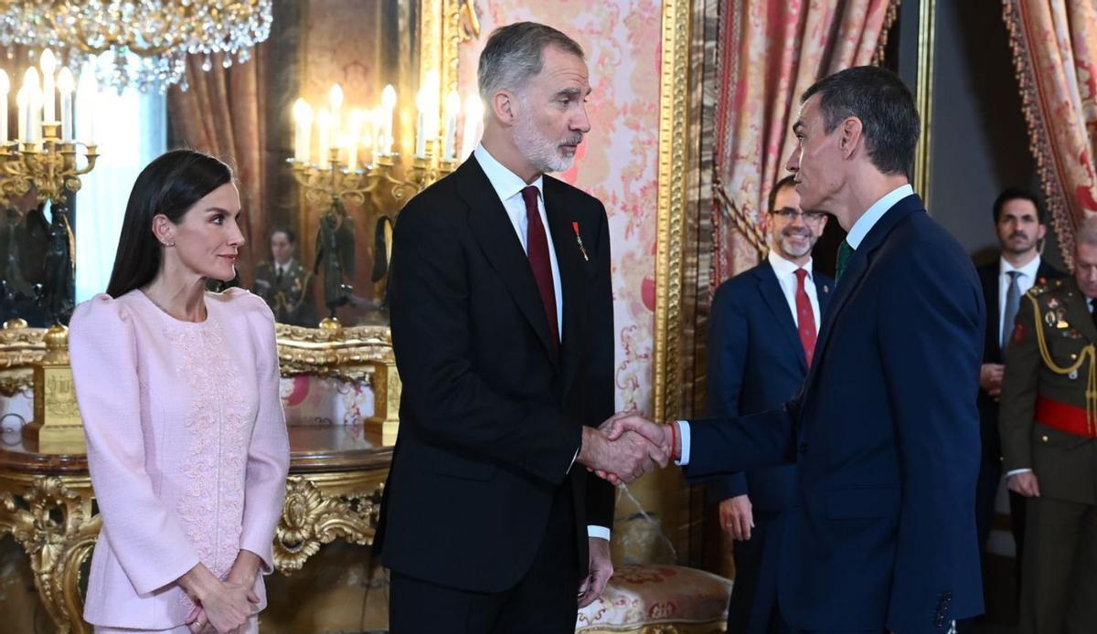 Por la izquierda, Miguel Herrero y Rodríguez de Miñón, la reina Sofía, Leonor, Felipe VI, Letizia, la Infanta Sofía, Felipe González y Miquel Roca.