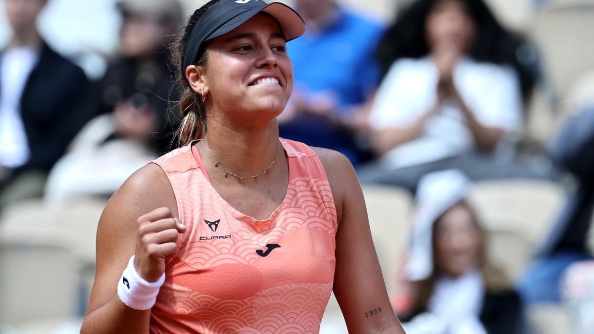Jessica Bouzas tras ganar a Emma Navarro en la primera ronda de Roland Garros.
