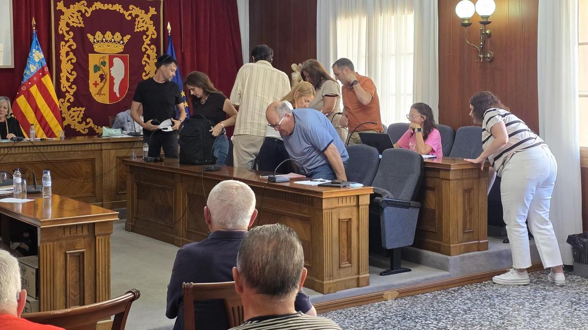Momento en el que los concejales del PSOE se levantaron y abandonaron el pleno en Vinaròs.