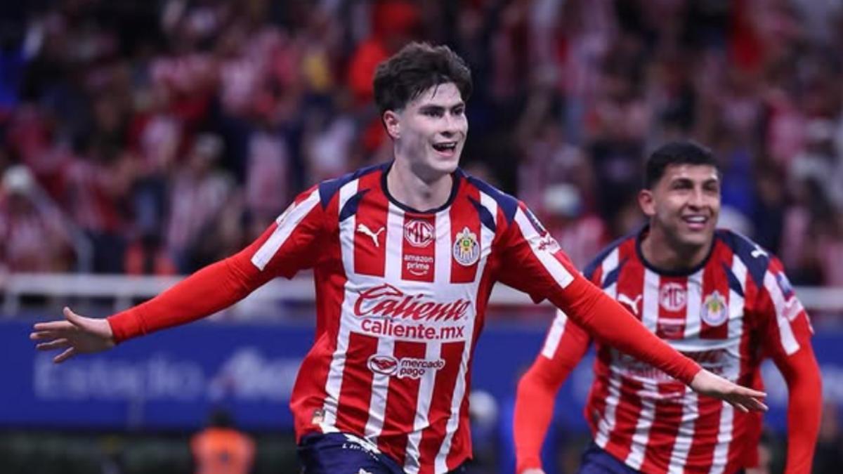 Armando "Hormiga" González celebrando su gol en el Clásico ante Club América