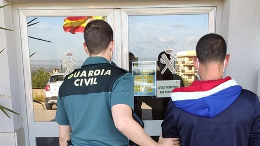 El sospechoso, tras ser detenido por la Guardia Civil