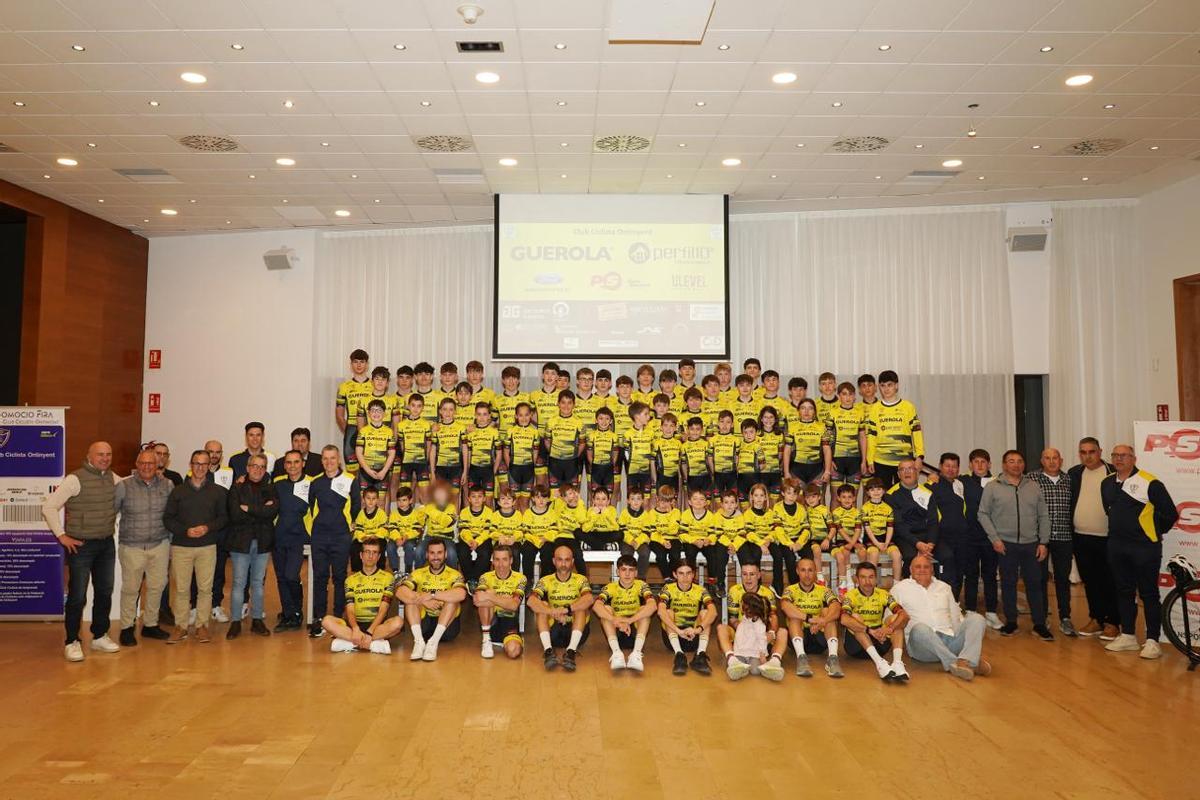 Corredores de los diferentes equipos del Club Ciclista Ontinyent en la presentación de la temporada 2026.