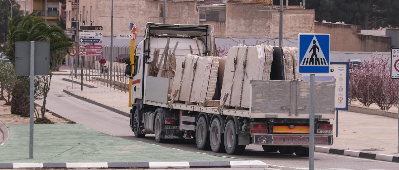 Un camión cargado de mármol circulando este lunes por Novelda.