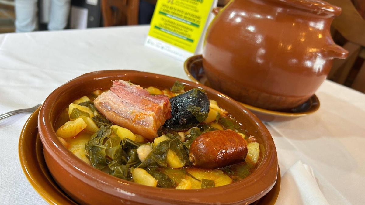 El restaurante El Molín de Salas arranca su participación en el concurso nacional de mejor pote asturiano. En la imagen, Adrián Valle, Aurora García, Susana Rodríguez, José Ángel Cordero e Irene Feito