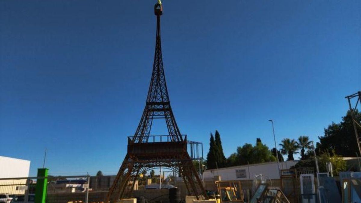 Una torre Eiffel de 15 metres que emergeix de la ferralla a Alacant Una torre Eiffel de 15 metres que emergeix de la ferralla a Alacant