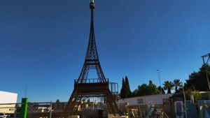 Una torre Eiffel de 15 metres que emergeix de la ferralla a Alacant