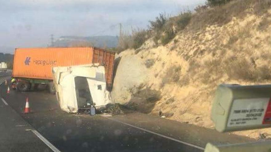 Un camió accidentat a Castellolí embussa tot el matí l&#039;autovia A-2