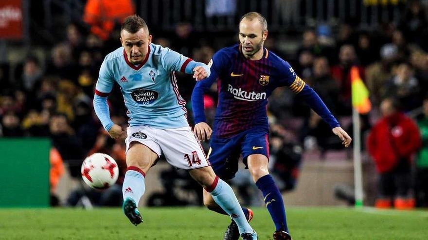 Lobotka golpea el balón presionado por Andrés Iniesta. // LOF