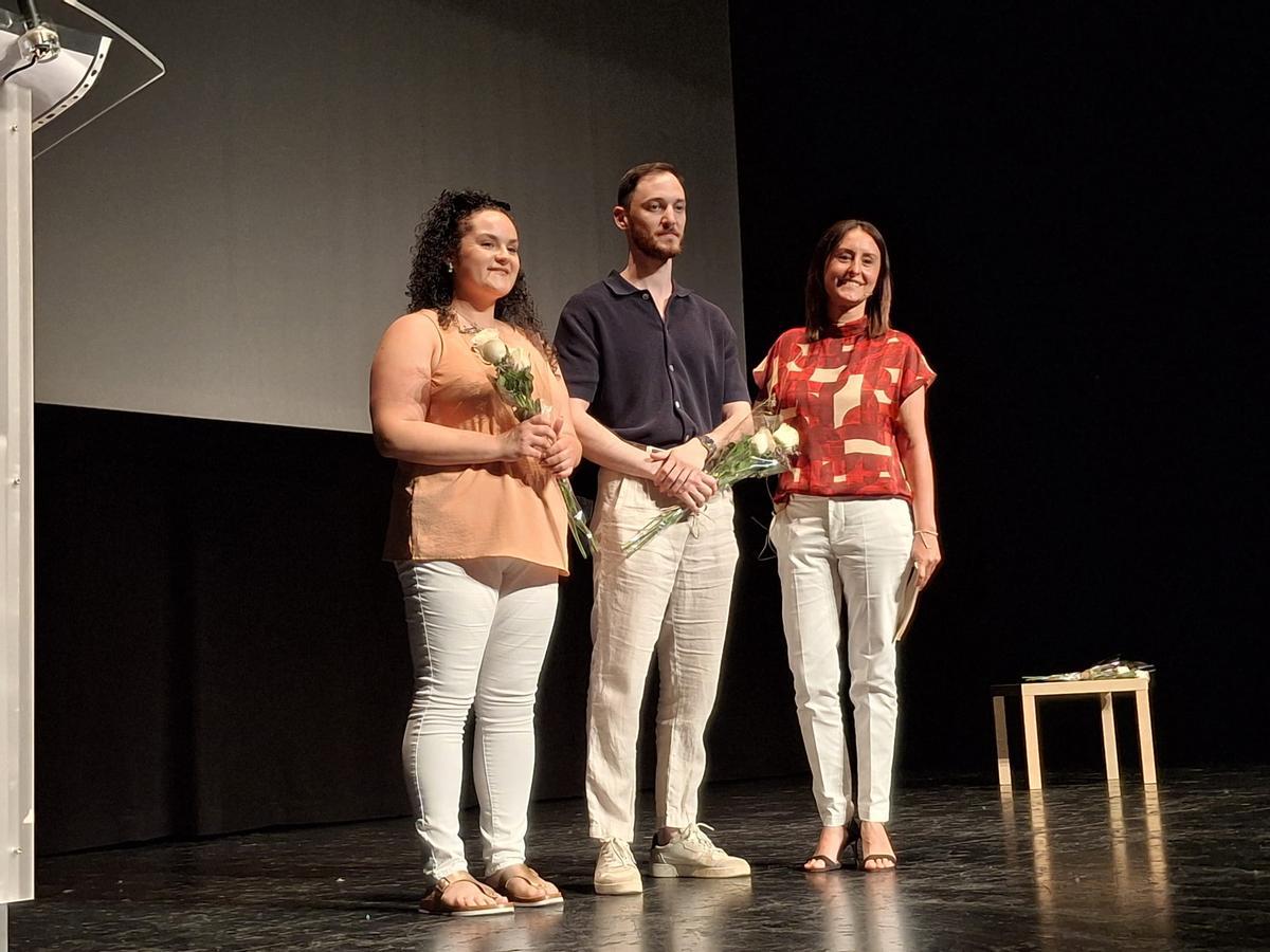 Paqui y Pau Avellán, los vendedores más jóvenes, y la concejala del Mercat, María José García