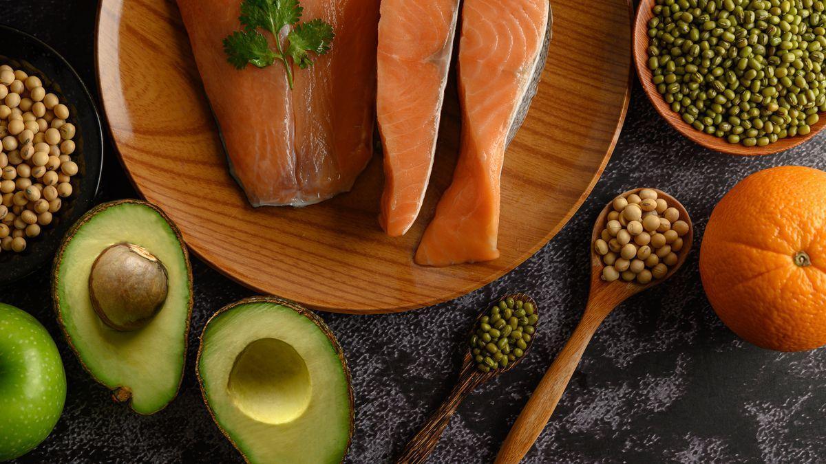 El pescado o el aguacate son algunos de los alimentos ricos en vitamina D y muy nutritivos.