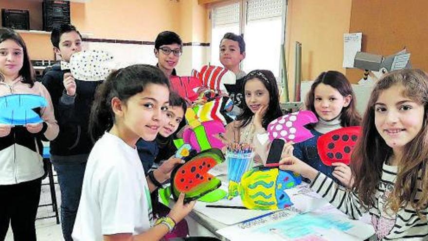 Los alumnos enseñan sus creaciones con material reciclado. | Colegio Santísima Trinidad