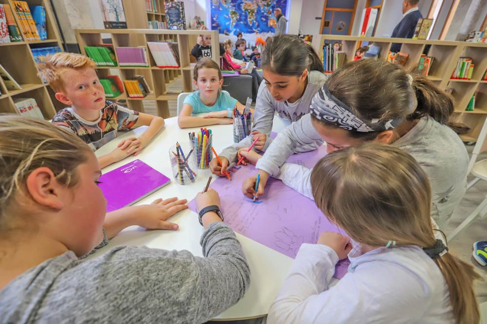 El centro pone en marcha un espacio multiusos para un alumnado diverso, con más de un 60% de extranjeros y muy bien acogido por la comunidad escolar de Orihuela Costa