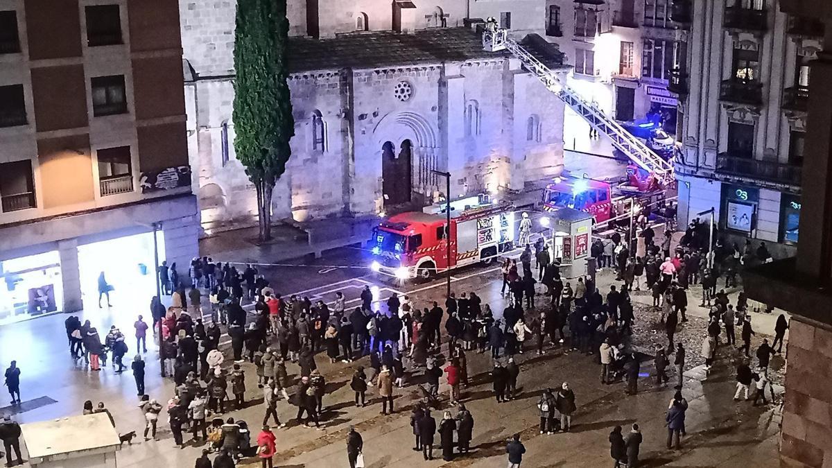 Los bomberos de Zamora revisan la iglesia de Santiago del Burgo