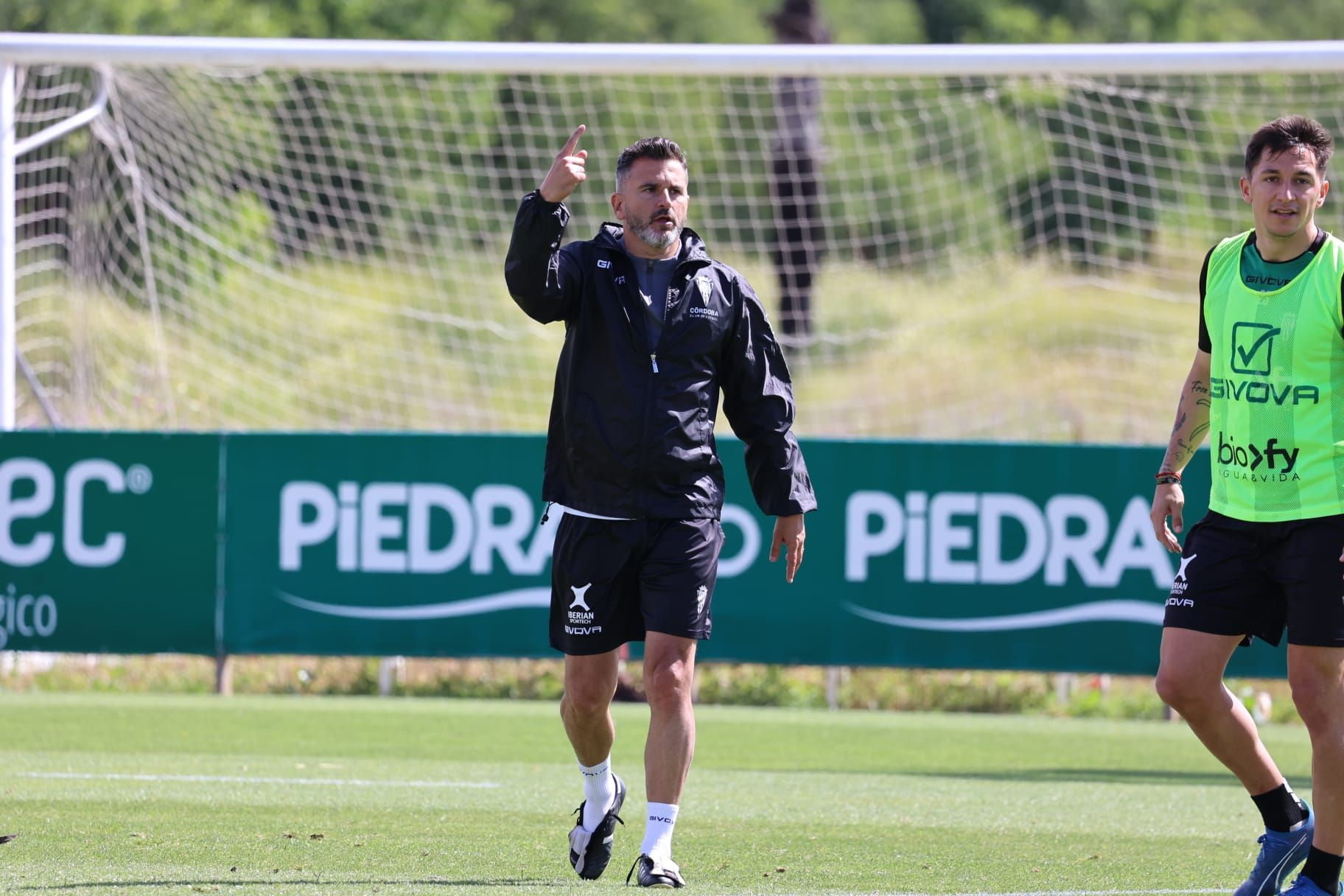 Iván Ania da instrucciones durante el entrenamiento del Córdoba CF en la Ciudad Deportiva, este miércoles.