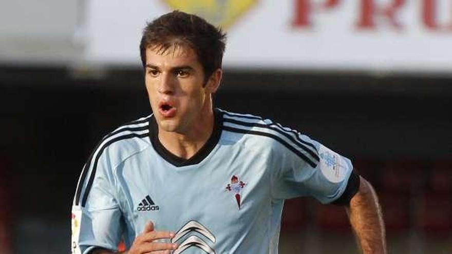 Toni conduce el balón en el partido del Memorial Quinocho ante el Southampton. // Ricardo Grobas