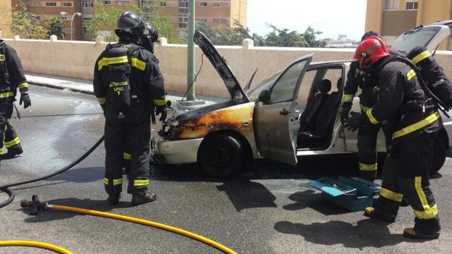 Los Bomberos extinguen un incendio en un vehículo en la Feria.
