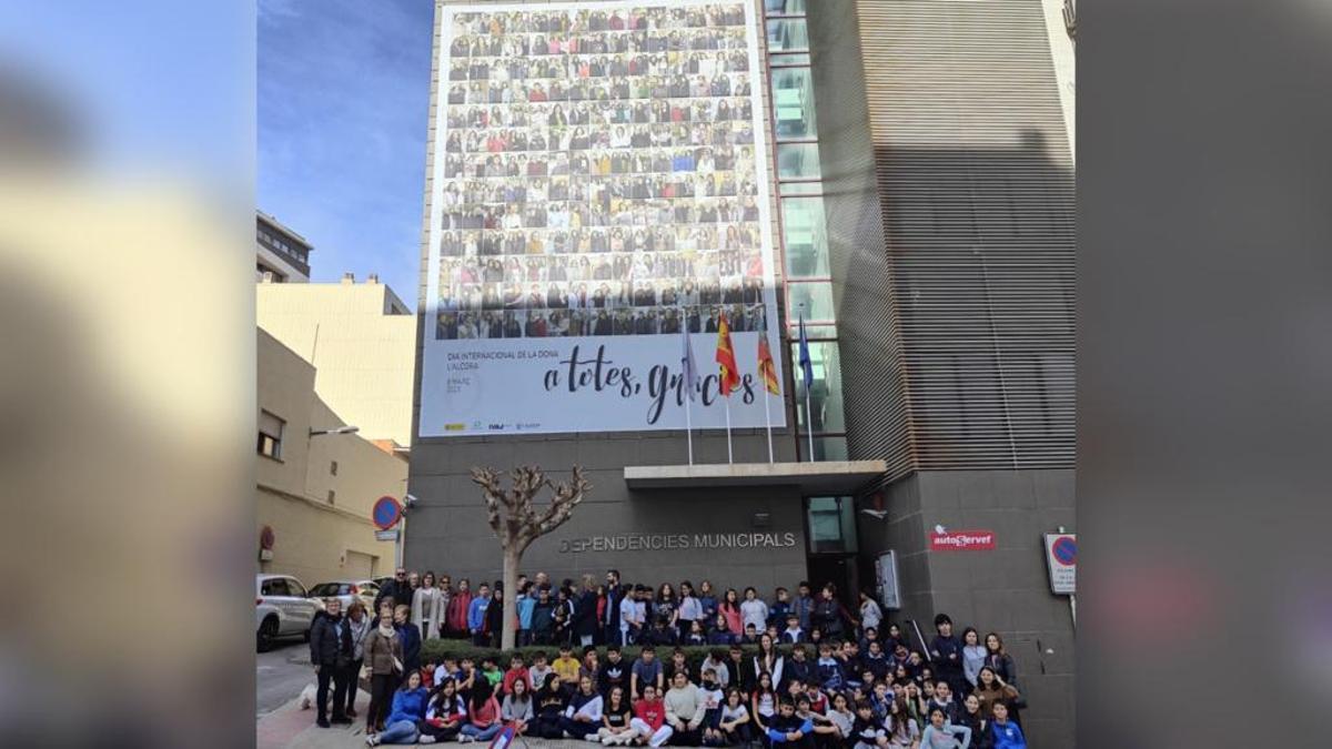 El Ayuntamiento de l'Alcora ha elaborado un gran mural fotográfico que se ha inaugurado este miércoles en la fachada de las Nuevas Dependencias Municipales.