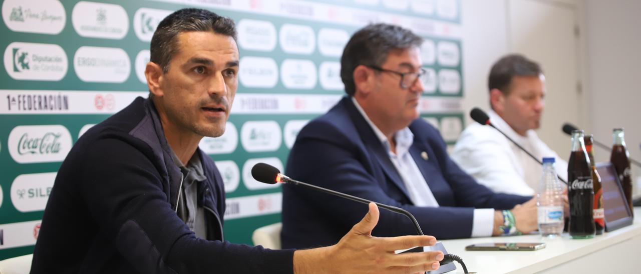 Juanito toma la palabra en presencia de Javier González Calvo durante la presentación de Manuel Mosquera como entrenador del Córdoba CF, este martes, en El Arcángel.