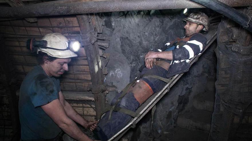 La angosta chimenea de ventilación, que forma parte de la visita, fue la zona elegida para realizar el simulacro de rescate.