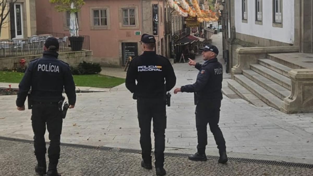 Uno de los agentes vigueses, de patrulla por Perlim junto a sus compañeros portugueses