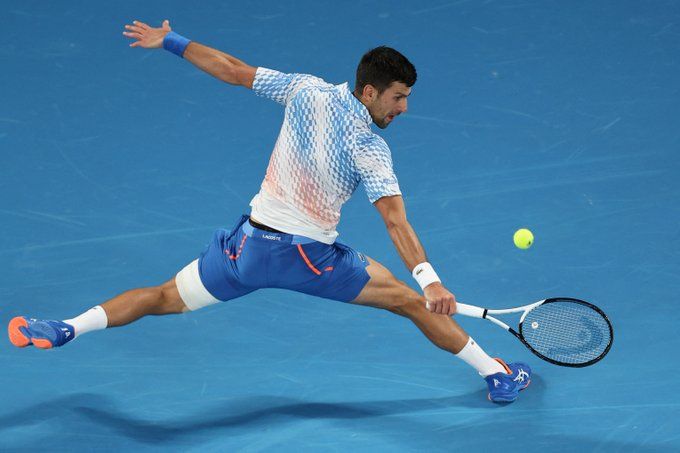 Djokovic devuelve un revés.