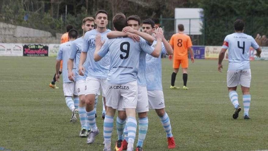 Jugadores del Moaña celebran un gol ante el Porriño. // S.A.